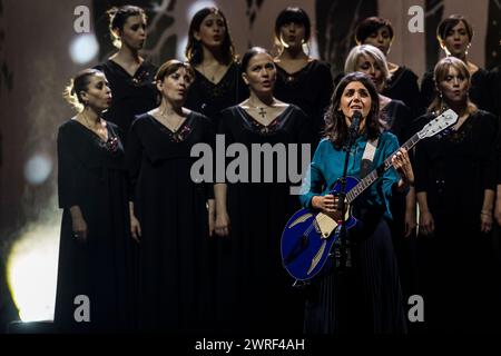 La chanteuse britannique Katie Melua joue en concert au Cirque Royal avec le chœur féminin de Gori | la chanteuse britannique Katie Melua en concert au cirque Banque D'Images