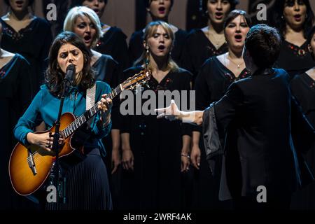 La chanteuse britannique Katie Melua joue en concert au Cirque Royal avec le chœur féminin de Gori | la chanteuse britannique Katie Melua en concert au cirque Banque D'Images