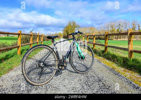 Vélo hybride électrique Tenways CGO600 sur 'voie verte' / 'voie verte' dans le centre de la France. Banque D'Images