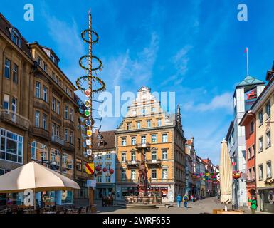 Belle vue sur la place du marché de la vieille ville de Constance (Constance) avec la célèbre fontaine Kaiserbrunnen et un grand Maypole en bois (Maibaum) sur... Banque D'Images