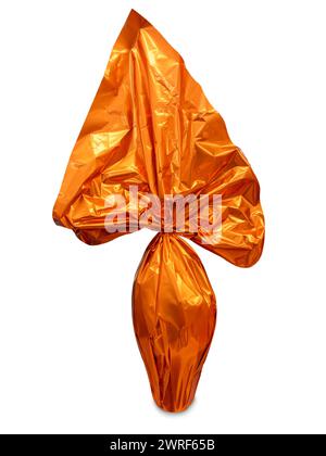 Oeuf en chocolat de Pâques enveloppé dans du papier orange pailleté isolé sur blanc avec chemin de découpage inclus Banque D'Images