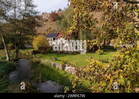 Sosoye compte au rang des plus beaux village de la Wallonie, ce petit village du Condroz et de l'entite d'Anhee est traversée par la Molignee. La drais Banque D'Images