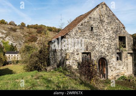 Sosoye compte au rang des plus beaux village de la Wallonie, ce petit village du Condroz et de l'entite d'Anhee est traversée par la Molignee. La drais Banque D'Images