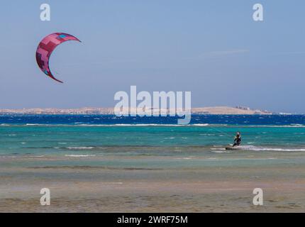 Un kitesurfer ou kitesurf à la station balnéaire de Hurghada sur la mer Rouge. La station est connue pour ses boutiques de plongée sous-marine et de plongée. Banque D'Images