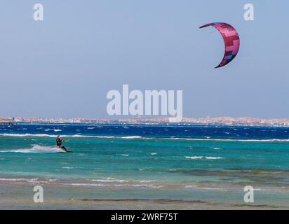 Un kitesurfer ou kitesurf à la station balnéaire de Hurghada sur la mer Rouge. La station est connue pour ses boutiques de plongée sous-marine et de plongée. Banque D'Images