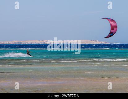 Un kitesurfer ou kitesurf à la station balnéaire de Hurghada sur la mer Rouge. La station est connue pour ses boutiques de plongée sous-marine et de plongée. Banque D'Images