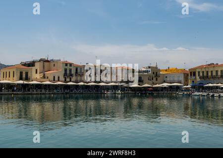 Le port vénitien historique au cœur de la vieille ville de Réthymnon, en Crète. Banque D'Images