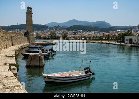 Le port vénitien historique au cœur de la vieille ville de Réthymnon, en Crète. Banque D'Images