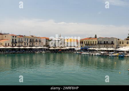 Le port vénitien historique au cœur de la vieille ville de Réthymnon, en Crète. Banque D'Images