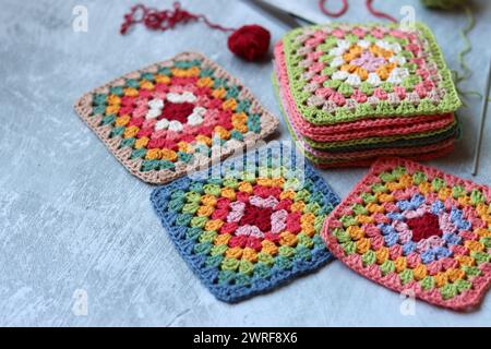 Carrés multicolores crochetés faits à la main avec des motifs de broderie Banque D'Images