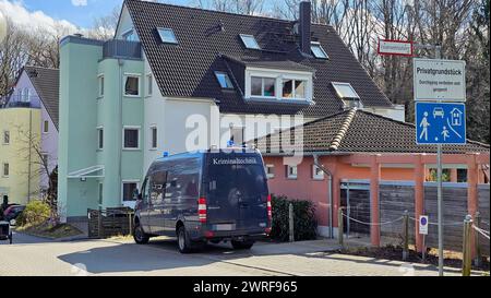 Tötungsverbrechen 11.03.2024, Chemnitz, Tötungsverbrechen Ein Zeuge verständigte Sonntagnachmittag die Polizei wegen eines toten Mannes, den er kurz zuvor in einer Wohnung in der Rilkestraße gefunden hatte. Nach den Schilderungen des Zeugen War nicht davon auszugehen, dass der Mann eines natürlichen Todes gestorben War. Aufgrund dessen begaben sich umgehend Ermittler der Chemnitzer Kriminalpolizei zum besagten Wohnhaus. Die Auffindesituation der Verstorbenen und die Leichenschau vor Ort bestätigten den Verdacht, dass der Mann 69 durch Gewalteinwirkung in der Wohnung zu Tode kam. Zur Unterstütz Banque D'Images