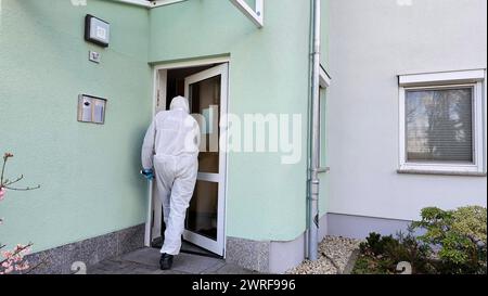 Tötungsverbrechen 11.03.2024, Chemnitz, Tötungsverbrechen Ein Zeuge verständigte Sonntagnachmittag die Polizei wegen eines toten Mannes, den er kurz zuvor in einer Wohnung in der Rilkestraße gefunden hatte. Nach den Schilderungen des Zeugen War nicht davon auszugehen, dass der Mann eines natürlichen Todes gestorben War. Aufgrund dessen begaben sich umgehend Ermittler der Chemnitzer Kriminalpolizei zum besagten Wohnhaus. Die Auffindesituation der Verstorbenen und die Leichenschau vor Ort bestätigten den Verdacht, dass der Mann 69 durch Gewalteinwirkung in der Wohnung zu Tode kam. Zur Unterstütz Banque D'Images