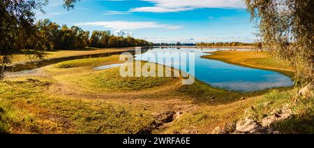 Panorama d'automne ou d'été indien cousu haute résolution avec reflets près de Mettenufer, Deggendorf, Bavière, Allemagne Mettenufer az 010-Pano Banque D'Images