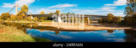 Panorama d'automne ou d'été indien cousu haute résolution avec reflets près de Mettenufer, Deggendorf, Bavière, Allemagne Mettenufer az 003-Pano Banque D'Images