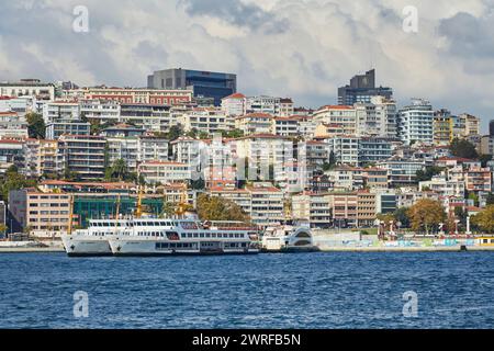 Les ferries Sehir Hatlari accostent du côté européen d'Istanbul Banque D'Images