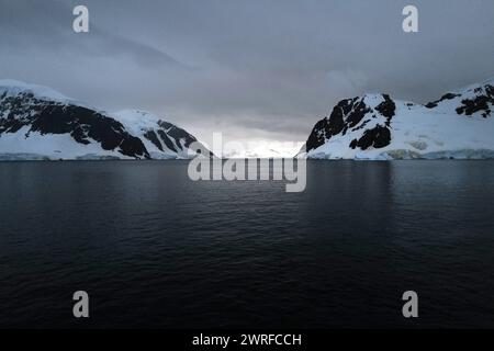 © PHOTOPQR/VOIX DU NORD/PIERRE ROUANET ; 28/02/2024 ; ANTARCTIQUE, LE 28/02/2024. Croisiere dite d'expédition vers le continent blanc, la Peninsula Antarctique (continent austral, pole sud, Antarctica, South pole, glace, banquise, iceberg), au dela du cercle polaire, par l'operateur touristique francais Exploris (membre de l'IAATO tourisme responsable). Troisieme jour sur la péninsule antarctique. L'ile Danco, Terre de Graham (Adrien de Gerlache). PHOTO PIERRE Rouanet LA VOIX DU NORD fév 2024 croisière dite d'expédition vers le continent blanc, la péninsule Antarctique (continent sud, s Banque D'Images