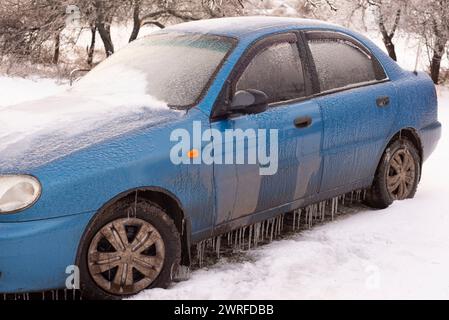 voiture gelée un matin d'hiver dans la glace. Banque D'Images