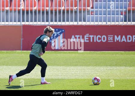 Majadahonda, Espagne. 12 mars 2024. Antoine Griezmann de l'Atletico de Madrid vu en action lors d'une séance d'entraînement à la veille du match de football de la 16e manche de l'UEFA Champions League contre le FC Internazionale Milano sur le terrain d'entraînement de l'Atletico Madrid à Majadahonda, Madrid. (Photo de Federico Titone/SOPA images/SIPA USA) crédit : SIPA USA/Alamy Live News Banque D'Images