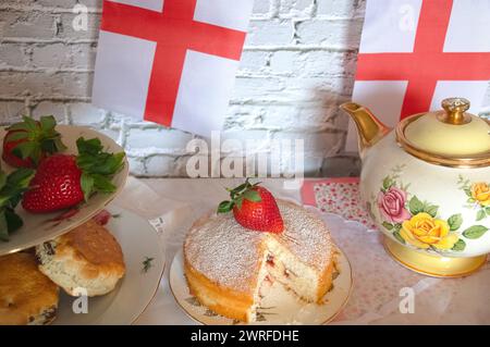 Fête du thé de l'après-midi le jour de la St Georges fête du thé anglais, fraises et scones à la crème thé anglais vintage Banque D'Images