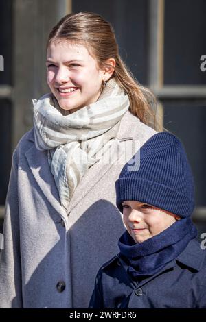 Stockholm, Suède. 12 mars 2024. STOCKHOLM - la Princesse héritière Victoria de Suède, le Prince Daniel de Suède, la Princesse Estelle de Suède et le Prince Oscar de Suède assistent à la Journée du nom de la Princesse héritière 2024 au Palais Royal le 12 mars 2024 à Stockholm, Suède. Crédit : Patrick van Katwijk/dpa/Alamy Live News Banque D'Images