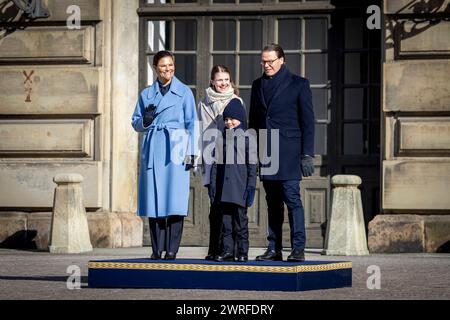Stockholm, Suède. 12 mars 2024. STOCKHOLM - la Princesse héritière Victoria de Suède, le Prince Daniel de Suède, la Princesse Estelle de Suède et le Prince Oscar de Suède assistent à la Journée du nom de la Princesse héritière 2024 au Palais Royal le 12 mars 2024 à Stockholm, Suède. Crédit : Patrick van Katwijk/dpa/Alamy Live News Banque D'Images