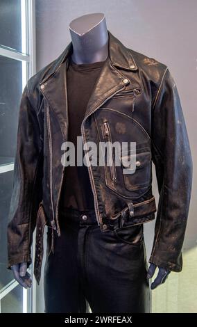 Los Angeles, Californie, États-Unis. 11 mars 2024. Le costume de Terminator (Arnold Schwarzenegger) de 'Terminator 2 : Judgment Day' est présenté dans la première vente aux enchères en direct de souvenirs de divertissement de Propstore de 2024 qui se déroule en ligne sur propstore.com/liveauction et en personne au Petersen Automotive Museum du 12 au 14 mars. Il y a plus de 1 700 lots qui seront mis aux enchères, avec un chiffre d'affaires estimé à 8 millions de dollars.(image de crédit : © Brian Cahn/ZUMA Press Wire) USAGE ÉDITORIAL SEULEMENT! Non destiné à UN USAGE commercial ! Banque D'Images