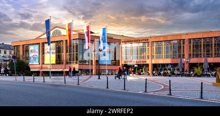 Bad Homburg, Allemagne, 2024 : Kurhaus Bad Homburg avec centre de congrès, théâtre spa et rangée de boutiques Banque D'Images