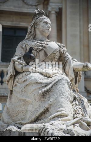 Une statue en marbre de la reine Victoria par l'artiste sicilien Giuseppe Valen qui se tient devant la Bibliothèque nationale de Malte sur la place de la République, Val Banque D'Images