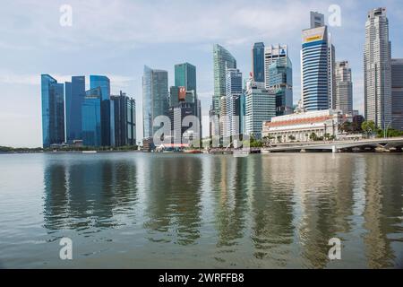 Immeubles de bureaux de grande hauteur dans le quartier central des affaires de Singapour, en Asie, reflétés dans Marina Bay Banque D'Images