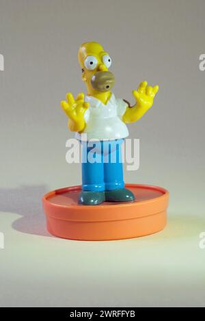 Figurine Homer Simpson en plastique sur base orange Banque D'Images