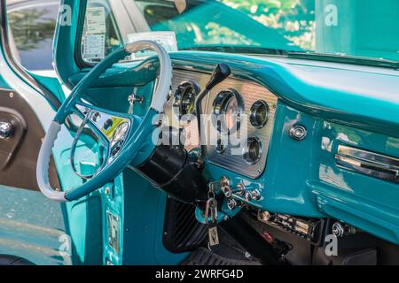 Volant et tableau de bord dans la cabine d'un camion à plateau GMC 100 1957 Banque D'Images