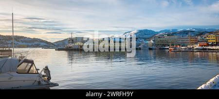 Panorama panoramique du port de Harstad dans le nord de la Norvège par une journée ensoleillée de février. Banque D'Images