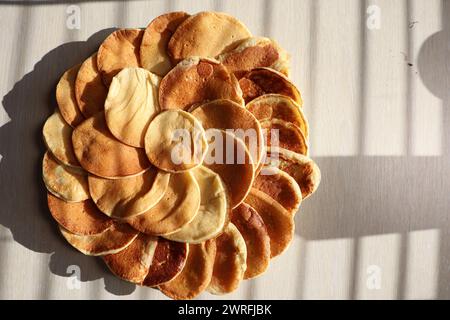 Une pièce maîtresse de fleur de crêpe affichée sur une table en bois Banque D'Images