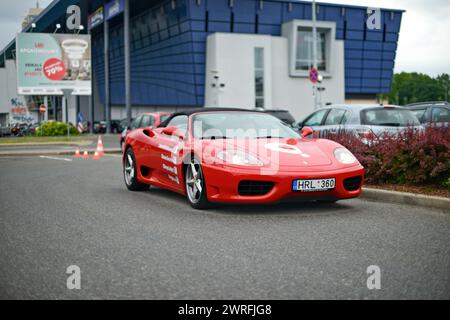 Riga, Lettonie - 21 juin 2015 : Red Ferrari 360 Spider service cadeau voiture de location dans le parking du supermarché Banque D'Images