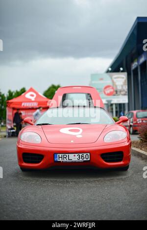 Riga, Lettonie - 21 juin 2015 : Red Ferrari 360 Spider service cadeau voiture de location dans le parking du supermarché Banque D'Images