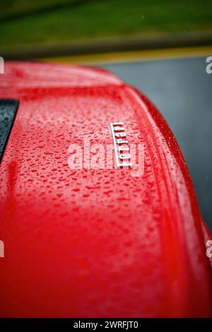 Riga, Lettonie - 21 juin 2015 : Ferrari 360 Spider détails gros plan - gouttes de pluie sur le logo ferrari rouge Banque D'Images