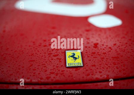 Riga, Lettonie - 21 juin 2015 : Ferrari 360 Spider Détails gros plan - gouttes de pluie sur un capot ferrari rouge avec logo Banque D'Images