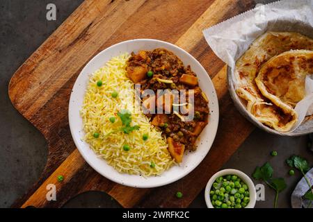 Keema de bœuf maison | Kheema Alu matar avec riz et roti Banque D'Images