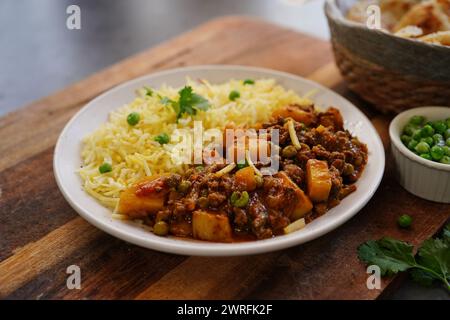 Keema de bœuf maison | Kheema Alu matar avec riz et roti Banque D'Images