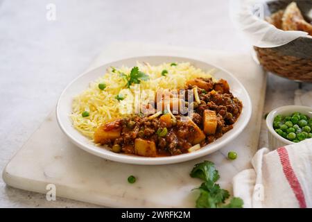 Keema de bœuf maison | Kheema Alu matar avec riz et roti Banque D'Images