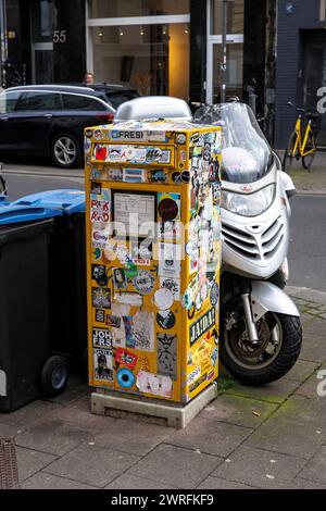 Boîte aux lettres autocollante à Bruesseler Platz dans le quartier belge, Cologne, Allemagne. Beklebter Briefkasten am Bruesseler Platz im Belgischen Viertel, Koeln Banque D'Images