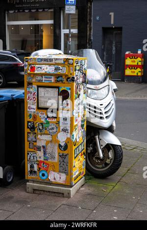 Boîte aux lettres autocollante à Bruesseler Platz dans le quartier belge, Cologne, Allemagne. Beklebter Briefkasten am Bruesseler Platz im Belgischen Viertel, Koeln Banque D'Images