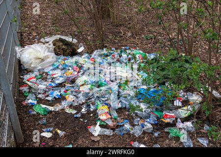 Un grand nombre de bouteilles en plastique écrasées se trouvent dans le parc Hiroshima-Nagasaki, Cologne, Allemagne. Eine groesse Anzahl zerdrueckter Plastikflaschen liegen im Banque D'Images