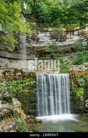 Cascades du Hérisson, célèbre monument local dans le Jura, France Banque D'Images