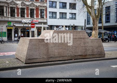 Sculpture en béton 'Ruhender Verkehr' (circulation au repos) de 1969 par Wolf Vostell sur Hohenzollernring, Cologne, Allemagne. Il se compose d'une Opel Ka Banque D'Images