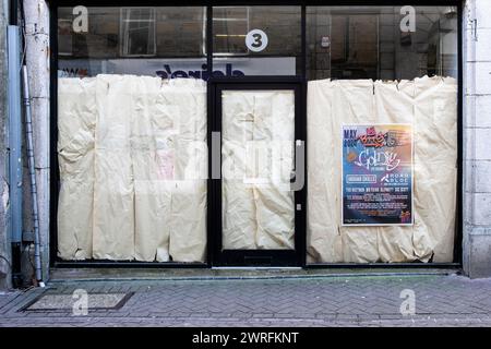 Un magasin fermé dans le centre-ville de Newquay en Cornouailles au Royaume-Uni. Banque D'Images