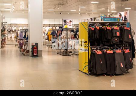 L'intérieur d'un magasin Marks & Spencer dans le centre-ville de Truro à Cornwall, Royaume-Uni Banque D'Images