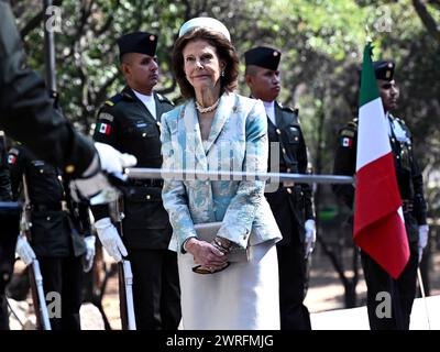 Mexico, Mexique. 12 mars 2024. MEXICO, MEXIQUE 20240312Queen Silvia lors de la dépose d'une couronne à l'Obélisque a los Niños Heroes lors de la visite d'État au Mexique. Photo : Jonas Ekströmer/TT/Code 10030 crédit : TT News Agency/Alamy Live News Banque D'Images