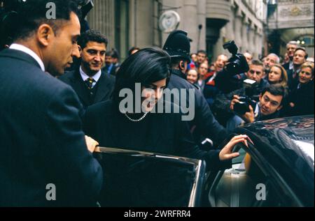 La sécurité des célébrités tient les fans et appuie en arrière, s'occupe du client « star ». Monica Lewinsky tournée promotionnelle pour son livre 'Monicas Story' publié par Michael O'Mara Books. Quittant la librairie Leadenhall Market de Waterstone après une séance de signature avec sa sécurité et entouré par le dossier de presse. Londres, Angleterre 10 mars 1999. ANNÉES 1990 ROYAUME-UNI HOMER SYKES Banque D'Images