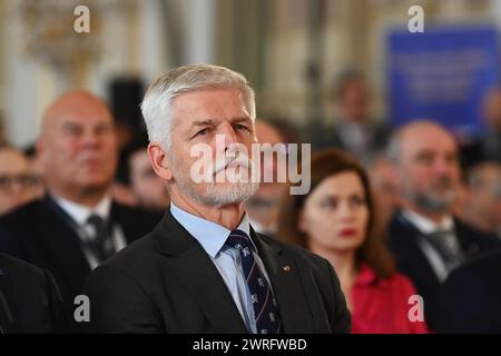 Prague, République tchèque. 12 mars 2024. Le président tchèque Petr Pavel est vu lors de la conférence nationale sur la sécurité tchèque intitulée "notre sécurité ne peut pas être prise pour acquise" au château de Prague. L'ancien président américain Bill Clinton se rend en République tchèque à l'occasion du 25e anniversaire de l'adhésion de la République tchèque à l'OTAN. Au cours de sa visite, il a assisté à la conférence nationale sur la sécurité tchèque intitulée "notre sécurité ne peut pas être tenue pour acquise" au château de Prague. Crédit : SOPA images Limited/Alamy Live News Banque D'Images